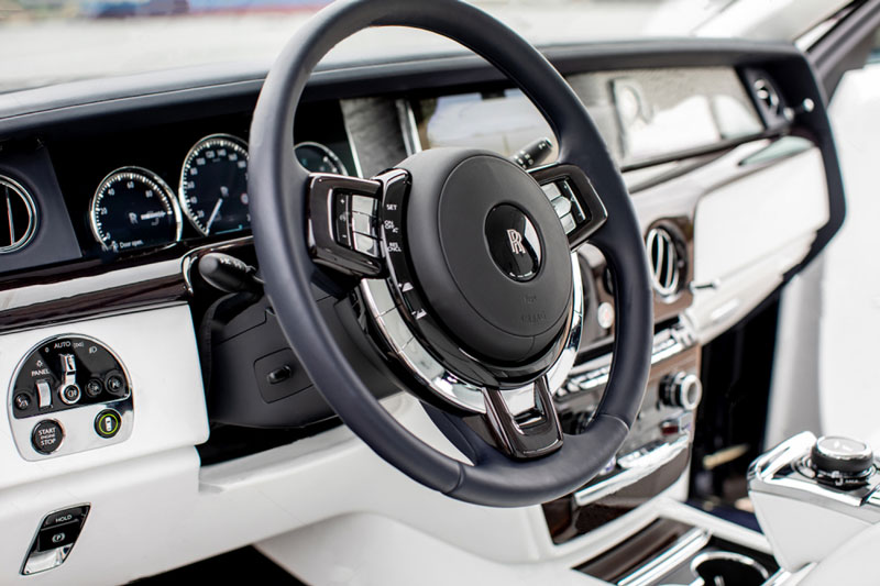 Rolls---Royce-Phantom-VIII-8-dashboard
